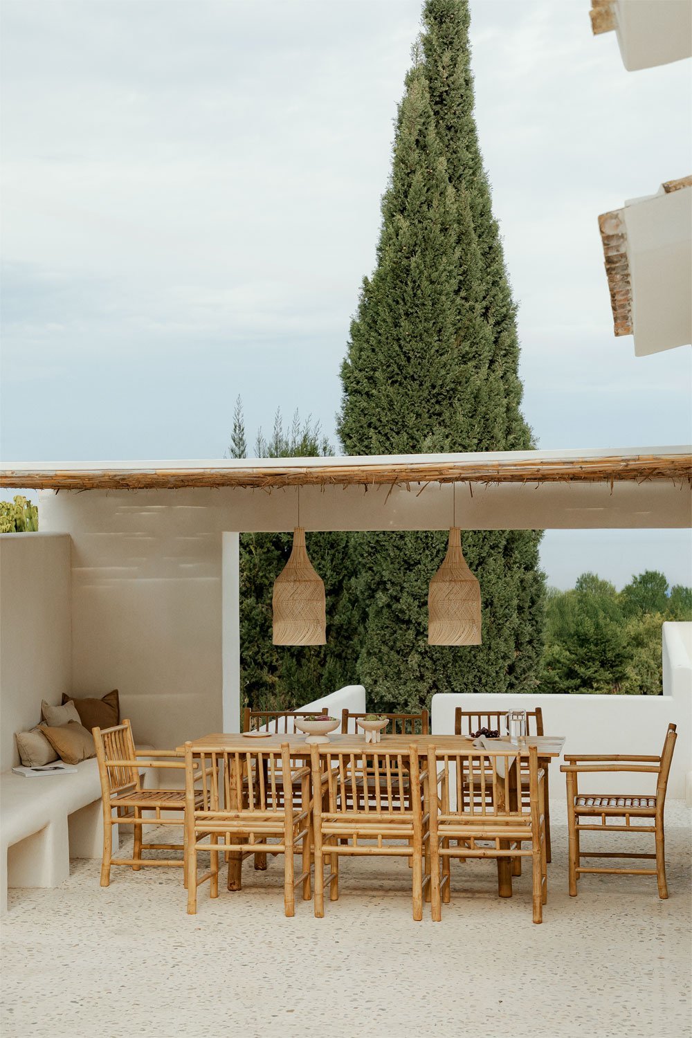 Ensemble composé d'une table rectangulaire (250x100 cm) et de 10 chaises de jardin avec accoudoirs en bambou Senia, image de la galerie 1