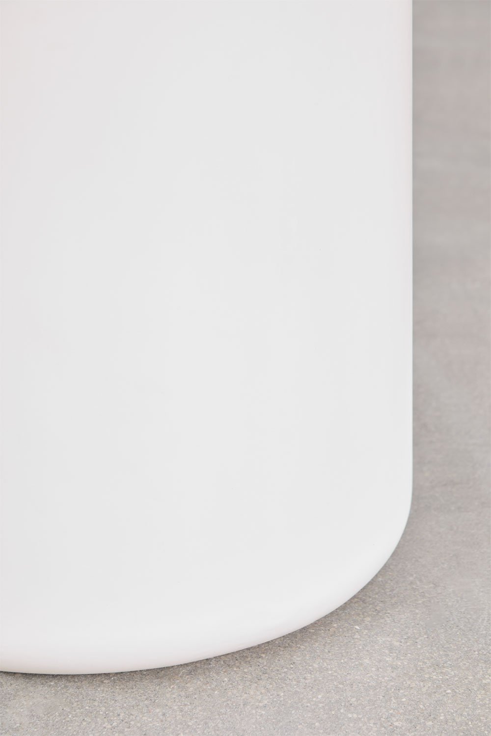 Table à manger ronde en ciment Namara, image de la galerie 4