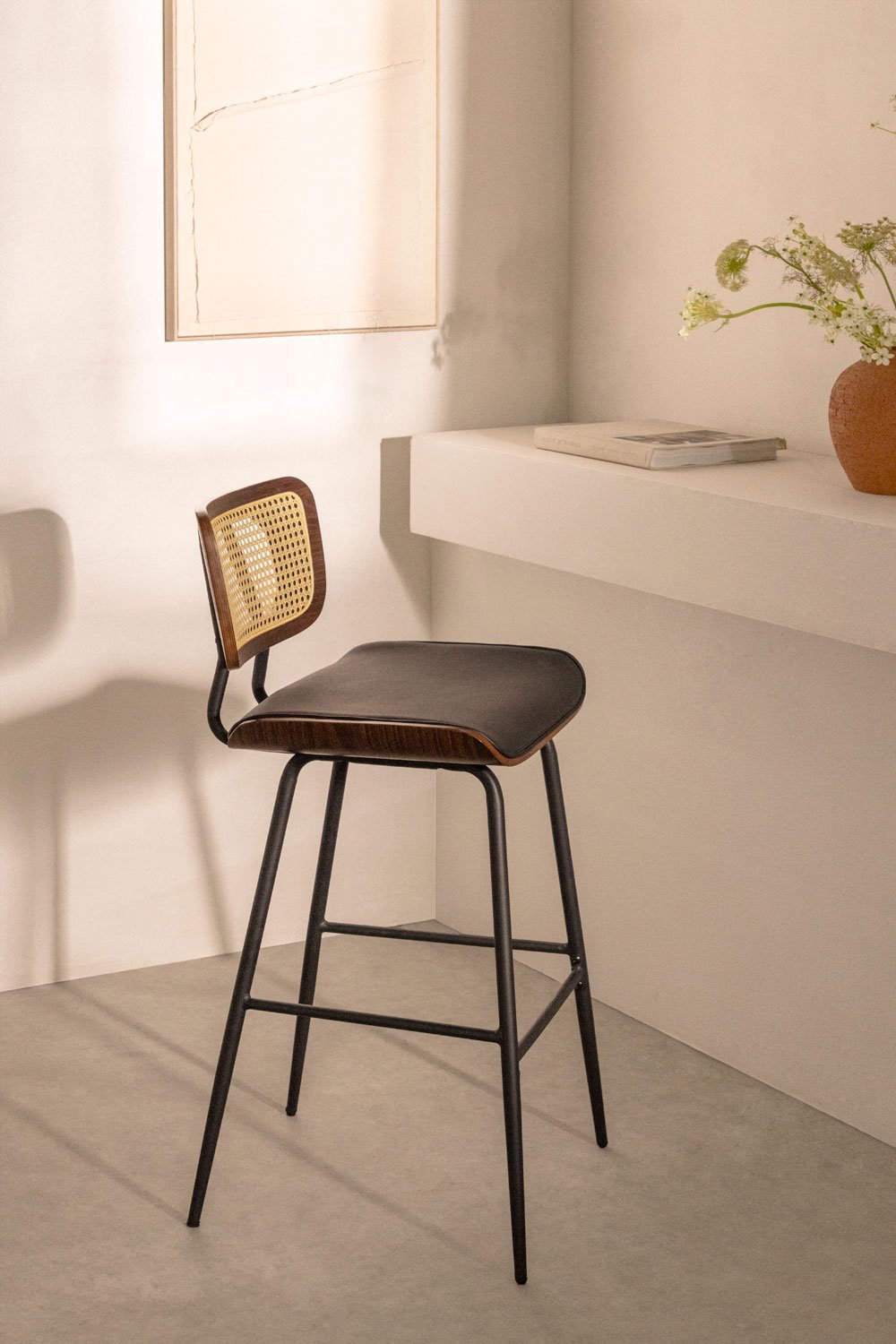 Lot de 4 tabourets hauts 75 cm en bois foncé, rotin et similicuir noir Raysa, image de la galerie 1