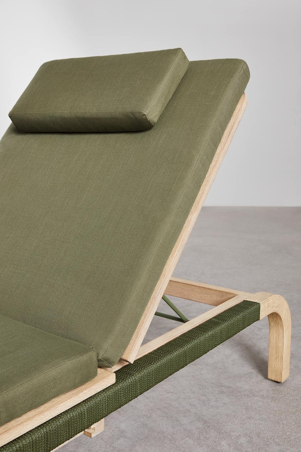 Chaise longue inclinable en bois d'acacia de Dubaï avec coussin, image de la galerie 7