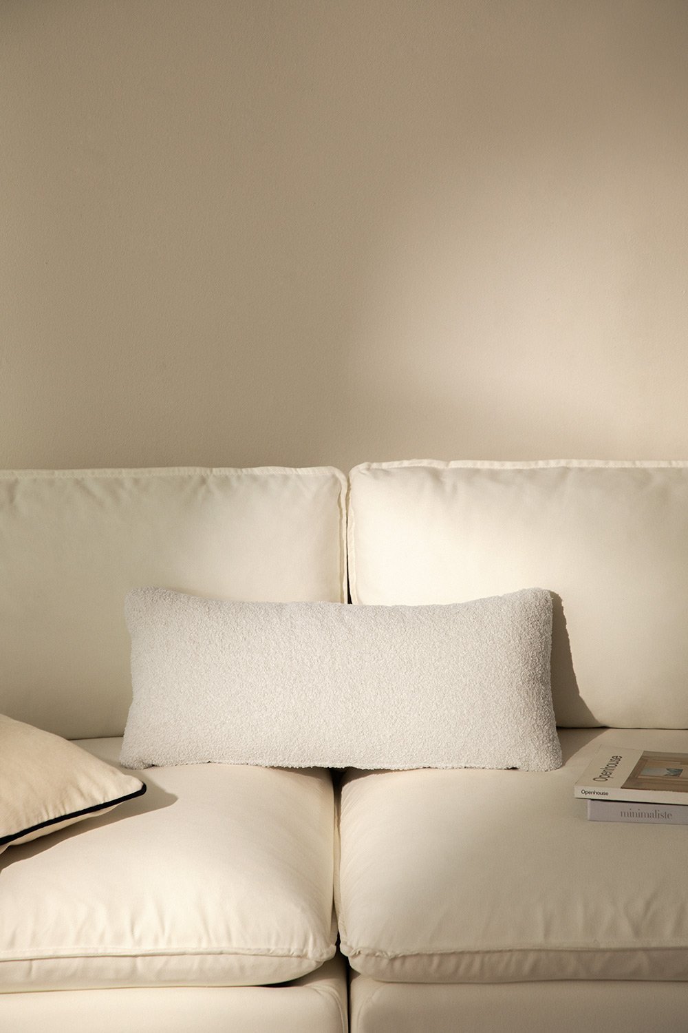 Coussin rectangulaire en peau de mouton (70x30 cm) Borjan      , image de la galerie 1