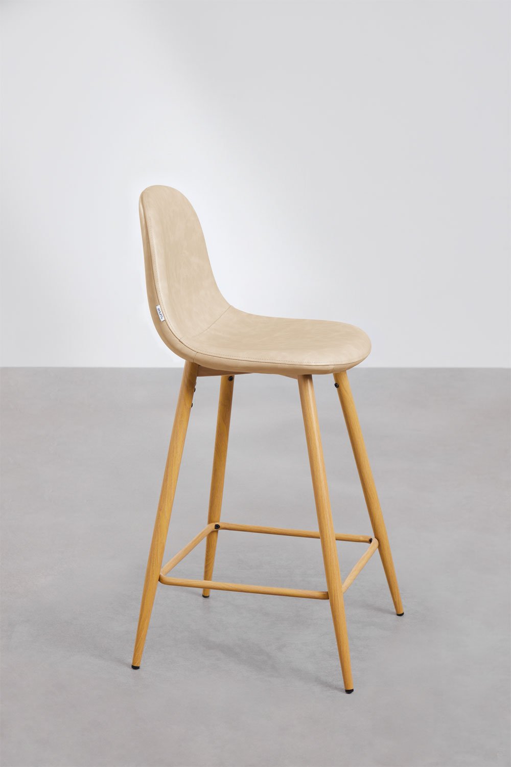 Tabouret haut 65 cm en polipiel beige crème et pieds finition bois naturel Glamm, image de la galerie 2
