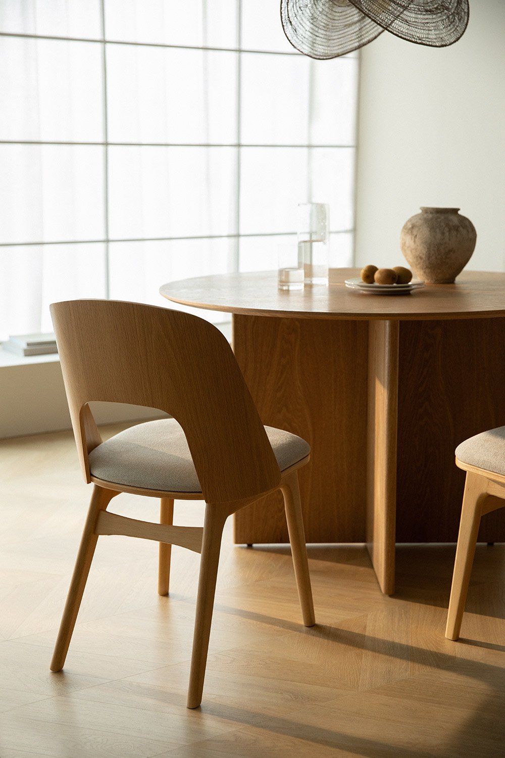 Chaise de salle à manger en bois et rembourrée Juna, image de la galerie 1