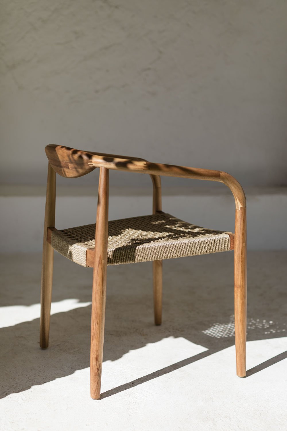 Chaise de jardin en bois d'acacia et corde tressée Mallory     , image de la galerie 2