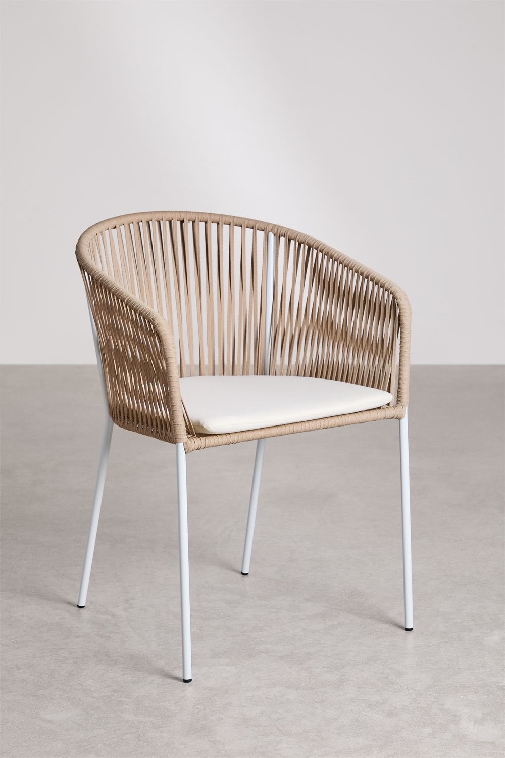 Chaise de salle à manger empilable Jocelyn avec accoudoirs en fer et corde tressée, image de la galerie 1