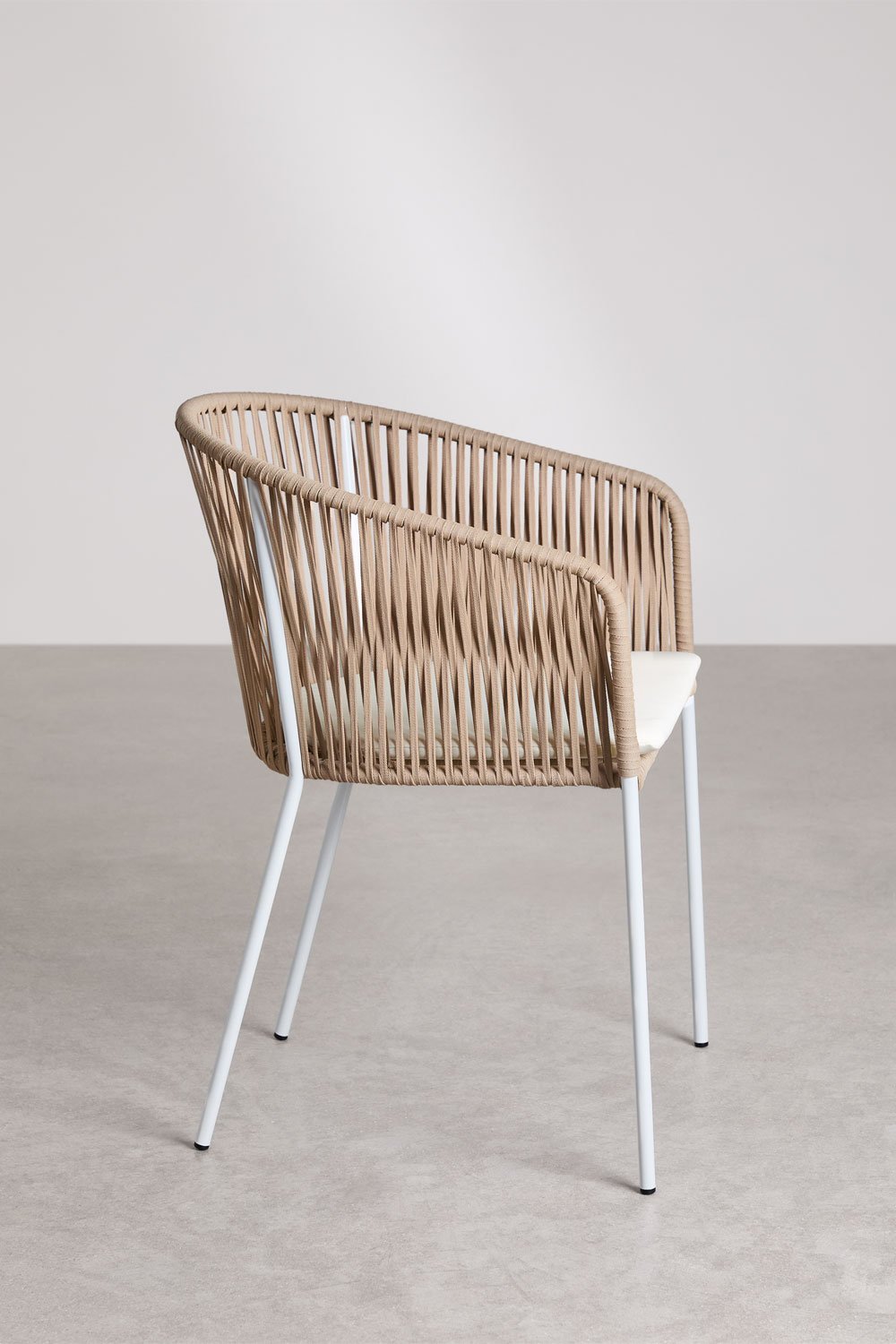 Chaise de salle à manger empilable Jocelyn avec accoudoirs en fer et corde tressée, image de la galerie 2