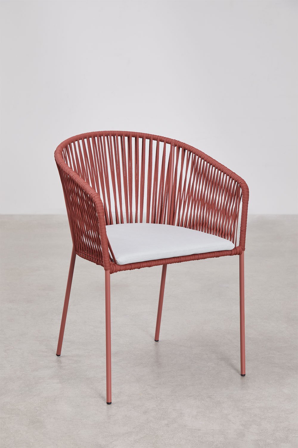 Chaise de salle à manger empilable Jocelyn avec accoudoirs en fer et corde tressée, image de la galerie 1