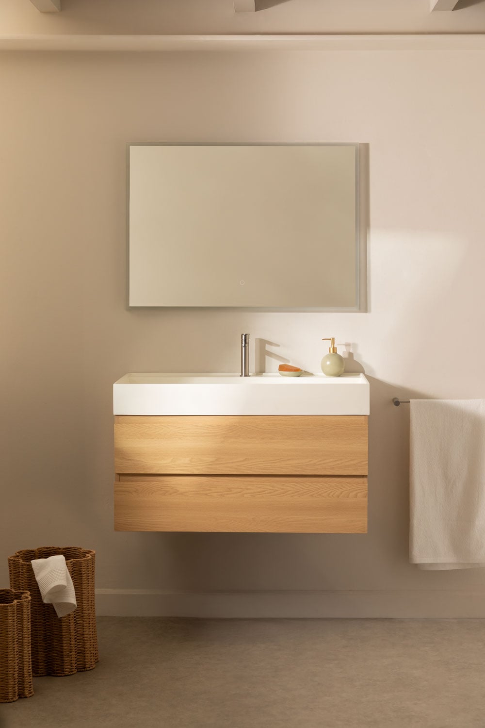 Ensemble de meuble de salle de bain suspendu en bois et placage de frêne avec lavabo intégré Ona, image de la galerie 1