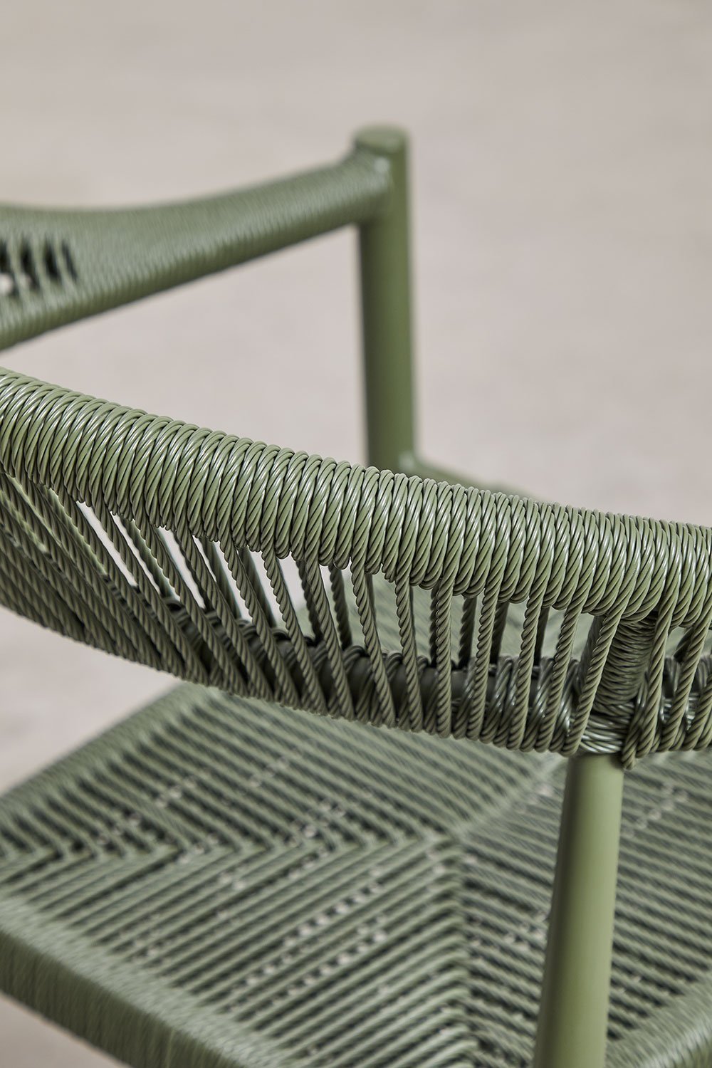 Chaise de jardin empilable avec accoudoirs en aluminium et rotin synthétique Amatria, image de la galerie 5