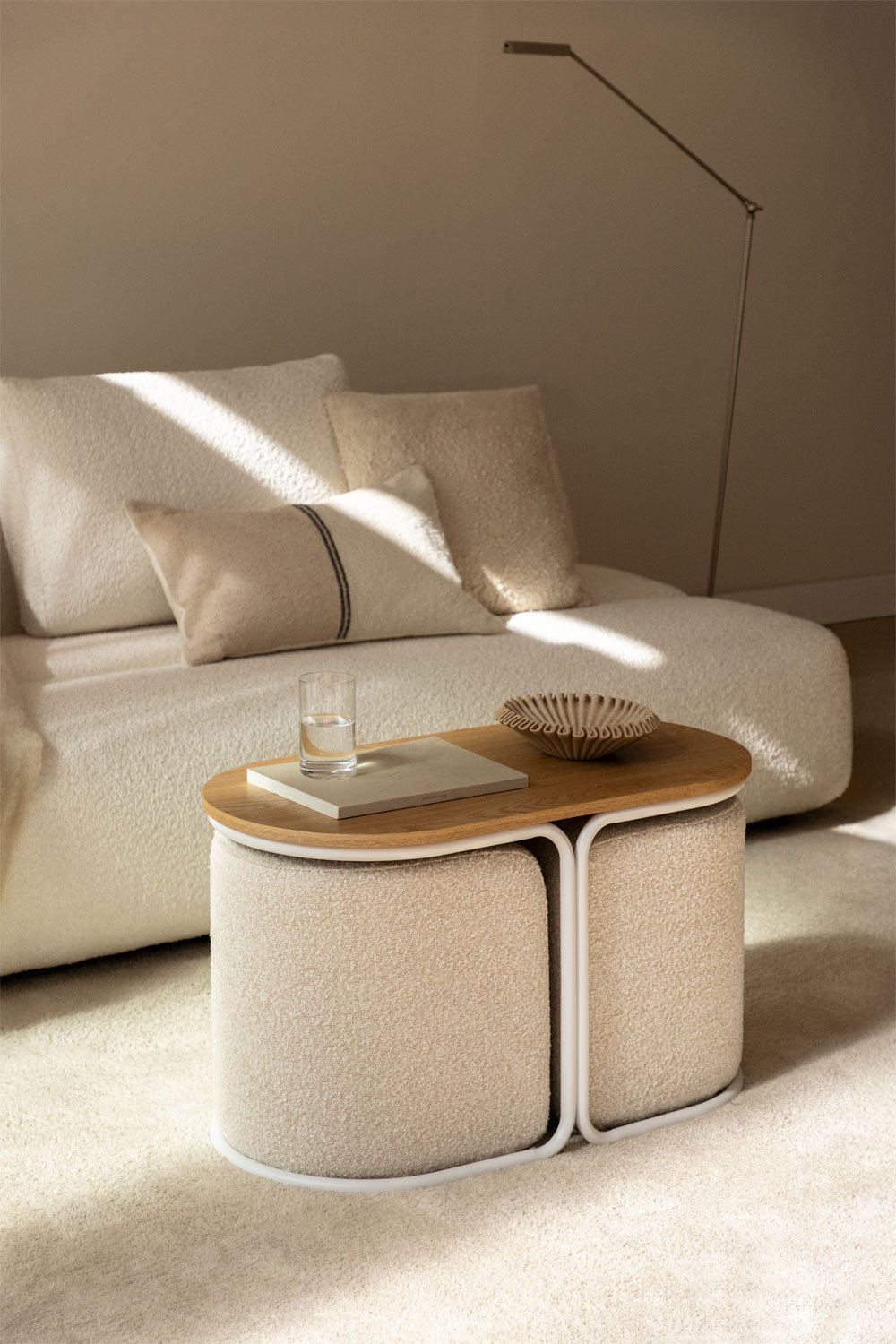 Table basse ovale en bois avec poufs Utred, image de la galerie 1