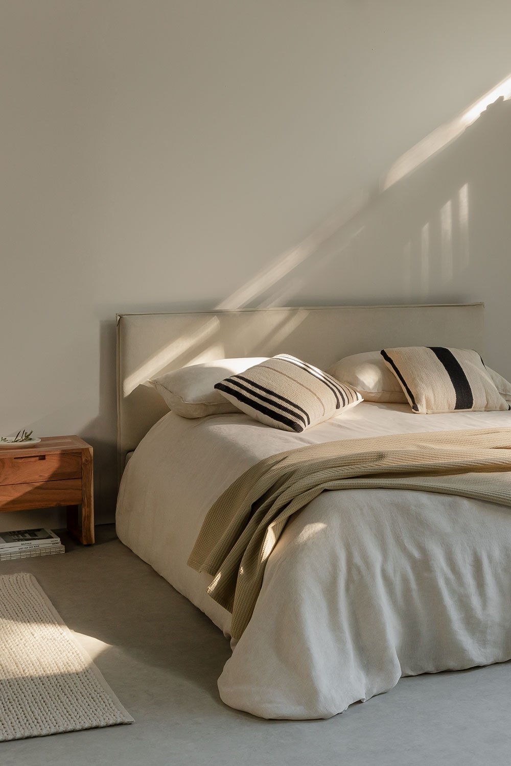 Lit avec coffre de rangement pour matelas 180x200cm en tissu blanc cassé Lorea, image de la galerie 1