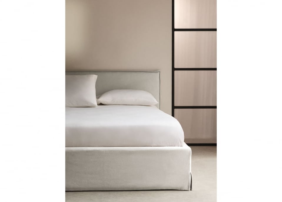 Lit avec coffre de rangement pour matelas 140x190 cm en tissu blanc cassé Lorea - Tissu Blanc Cassé