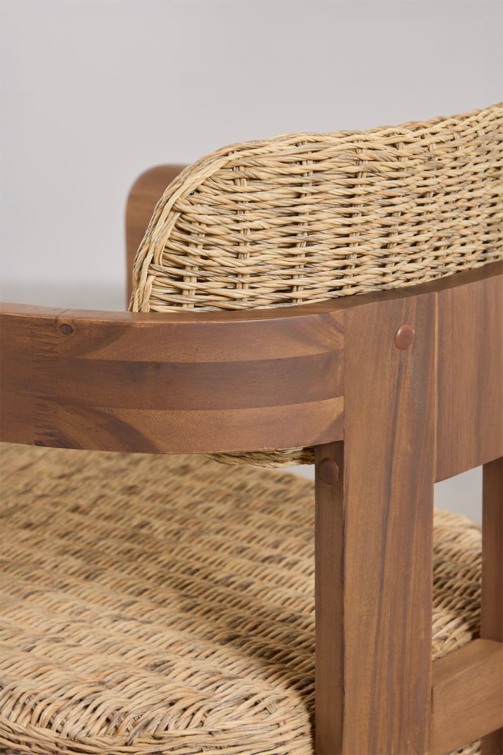 Chaise de jardin Ginara avec accoudoirs en bois d'acacia et rotin synthétique, image de la galerie 6