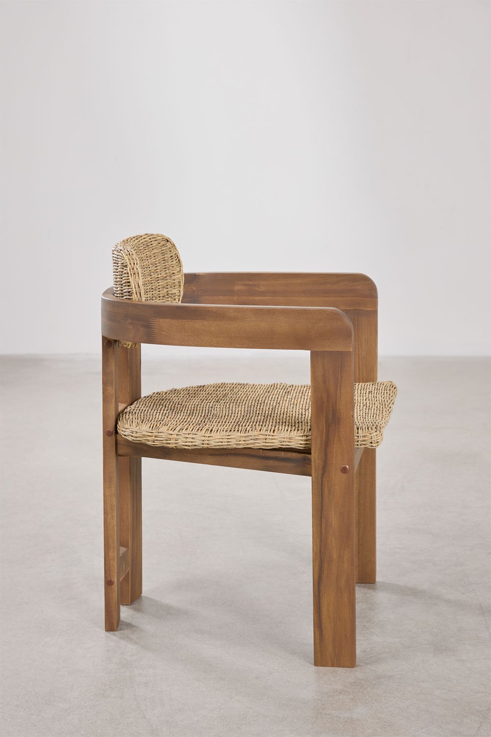 Chaise de salle à manger en bois d'acacia et rotin synthétique Ginara avec accoudoirs, image de la galerie 2