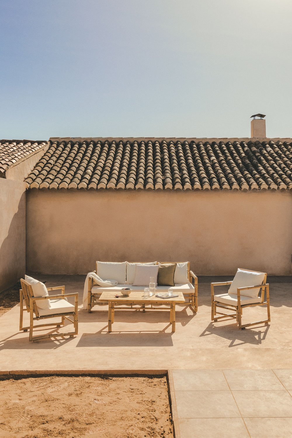 Salon de jardin composé d'un canapé 3 places, 2 fauteuils et table basse en bambou Livayna       , image de la galerie 1