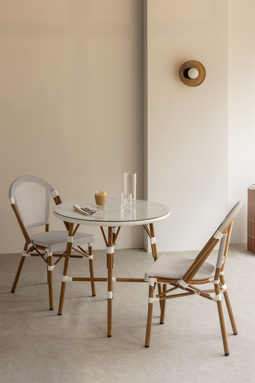 Ensemble table ronde Ø80 cm et 2 chaises empilables en textilène et aluminium Brielle Bistro, image de la galerie 1