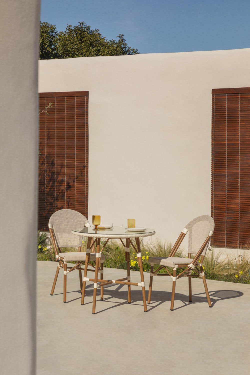 Ensemble table ronde Ø80 cm et 2 chaises de jardin empilables en textilène et aluminium Brielle Bistro, image de la galerie 1