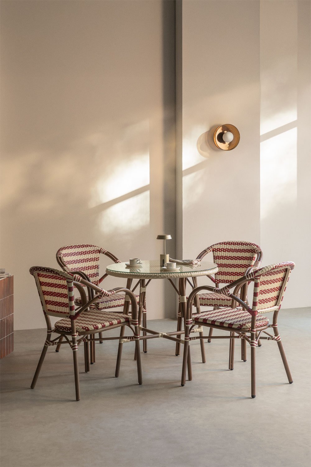 Ensemble table ronde Ø80 cm Brielle Bistro et 4 chaises avec accoudoirs en rotin synthétique et aluminium Solange Bistro, image de la galerie 1