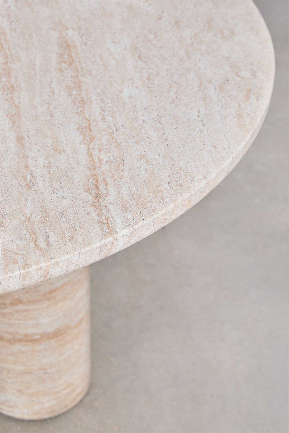 Table à manger ronde Ø120 cm en ciment aspect travertin de Lourdes, image de la galerie 3