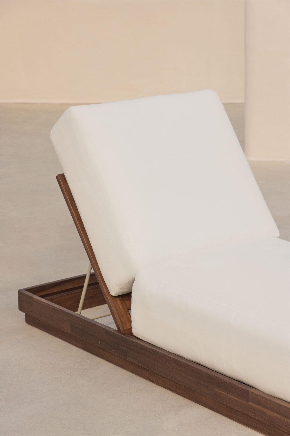 Chaise longue inclinable en bois d'acacia Lecia, image de la galerie 2