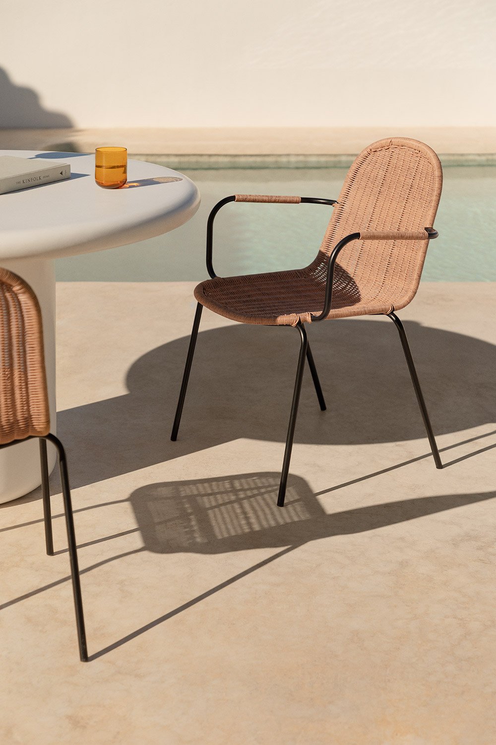 Pack de 2 chaises de jardin empilables avec accoudoirs en rotin synthétique Reiven, image de la galerie 1