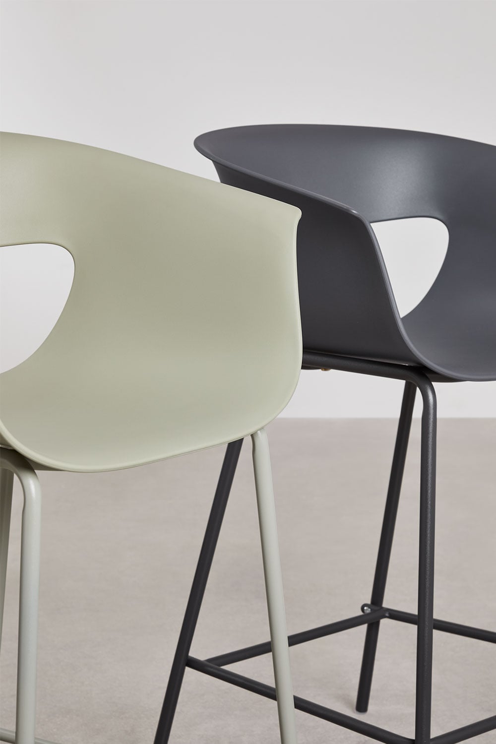 Pack de 2 tabourets hauts de jardin en polypropylène et acier Alanys, image de la galerie 8