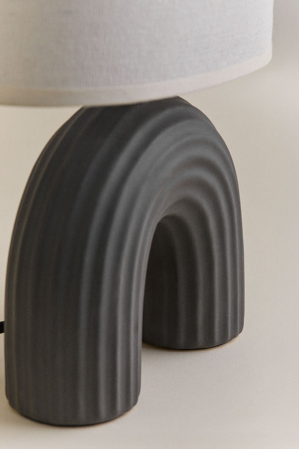 Lampe de table en céramique et lin Soliva 30 cm, image de la galerie 5