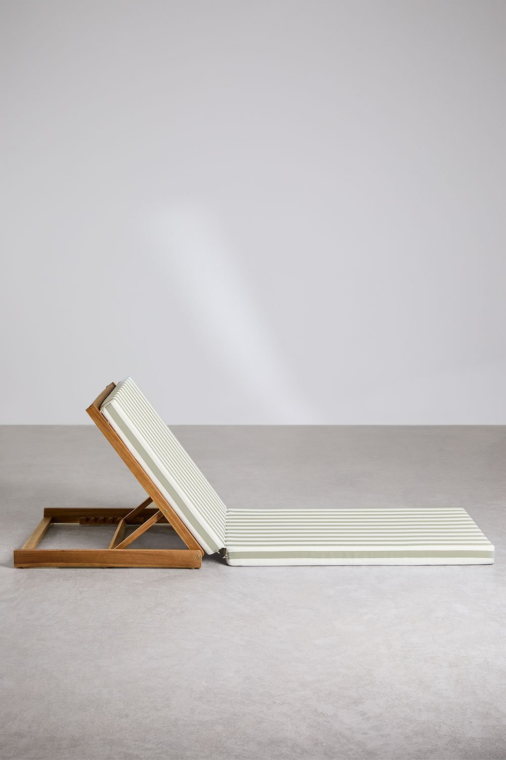 Chaise longue inclinable en bois d'acacia Idaira, image de la galerie 4