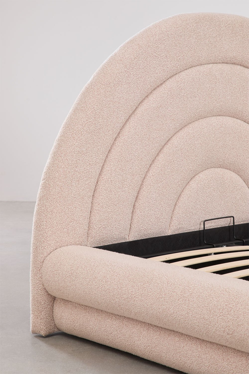 Lit avec coffre de rangement relevable en tissu bouclé Borzensi, image de la galerie 6