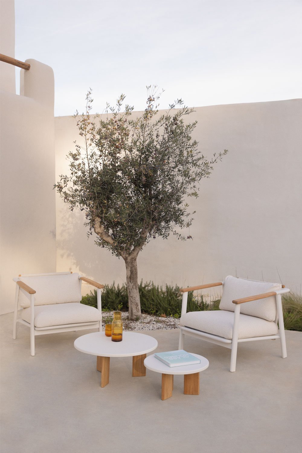 Ensemble de jardin avec 2 fauteuils en tissu bouclé et 2 tables basses en aluminium Yervin, image de la galerie 1