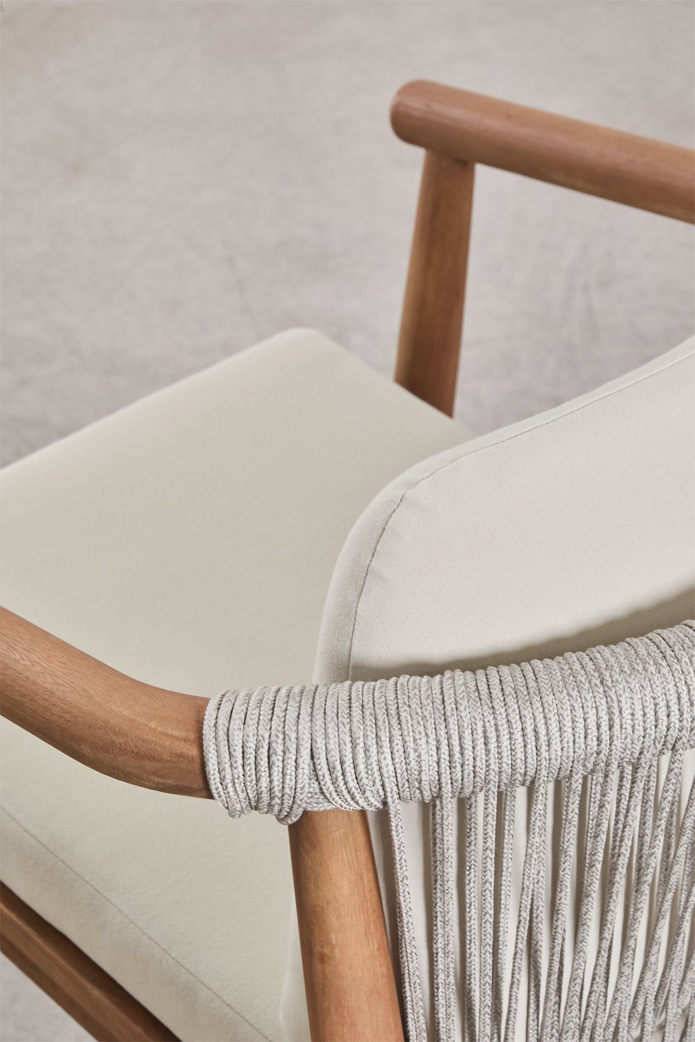 Chaise de salle à manger Aderyn avec accoudoirs en bois d'eucalyptus, image de la galerie 4