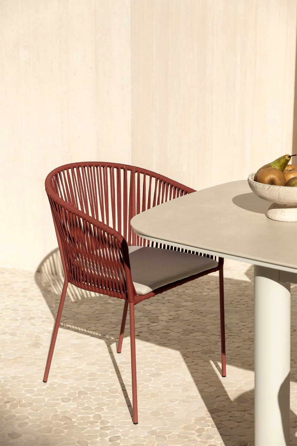 Lot de 2 chaises de jardin empilables avec accoudoirs en fer et corde tressée Jocelyn, image de la galerie 1