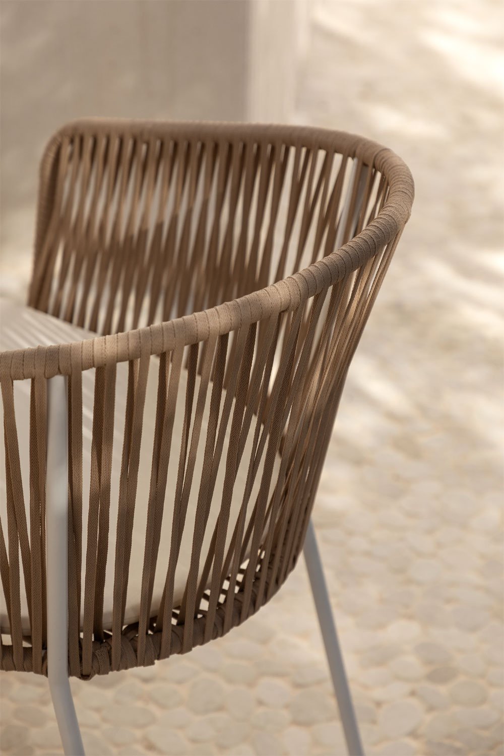 Lot de 4 chaises de jardin empilables avec accoudoirs en fer et corde tressée Jocelyn, image de la galerie 2