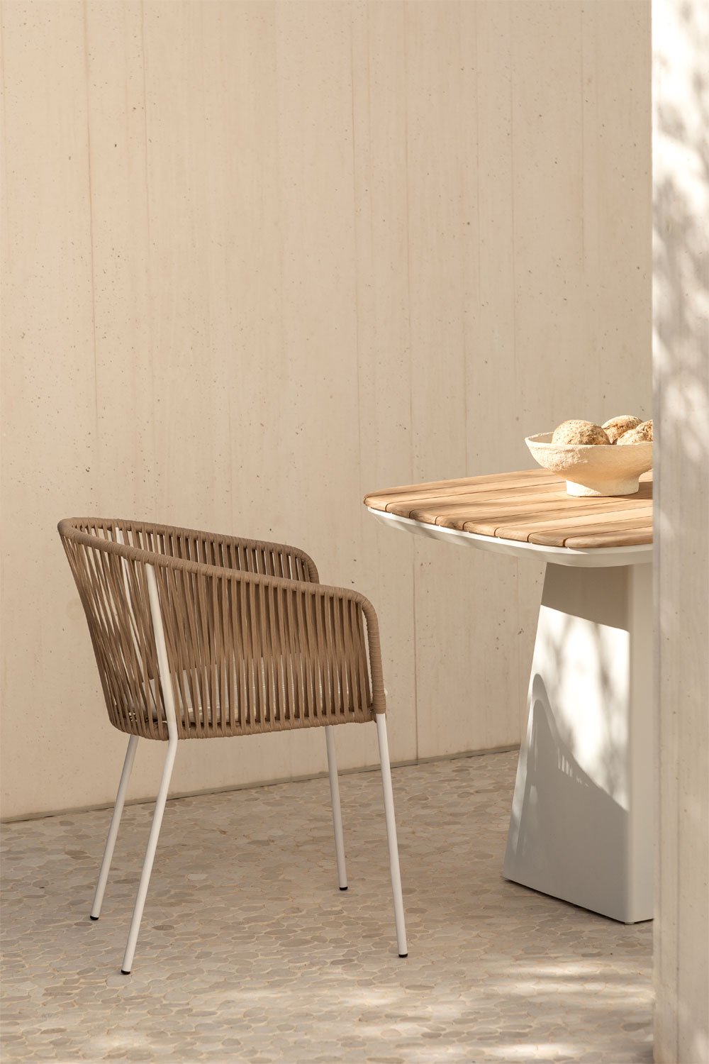 Lot de 4 chaises de jardin empilables avec accoudoirs en fer et corde tressée Jocelyn, image de la galerie 1