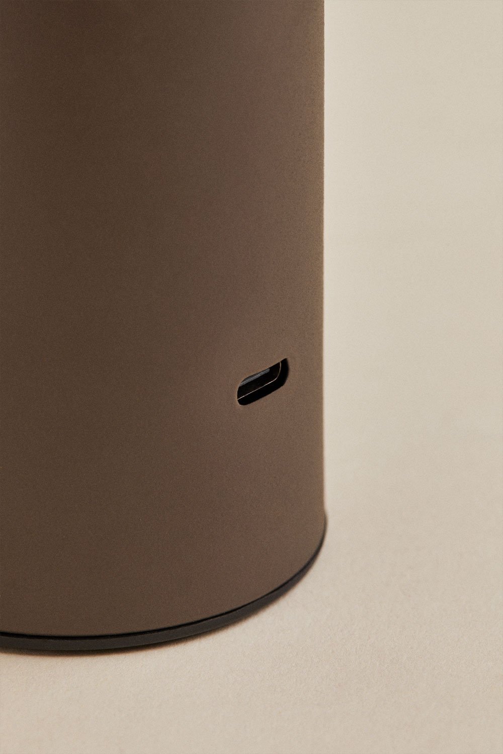 Lampe de table LED sans fil en fer Loentia, image de la galerie 5