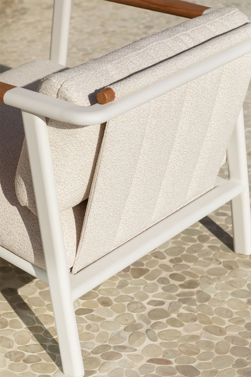 Ensemble de jardin avec canapé 3 places en tissu bouclé, 2 tables basses et 2 fauteuils en aluminium Yervin, image de la galerie 2