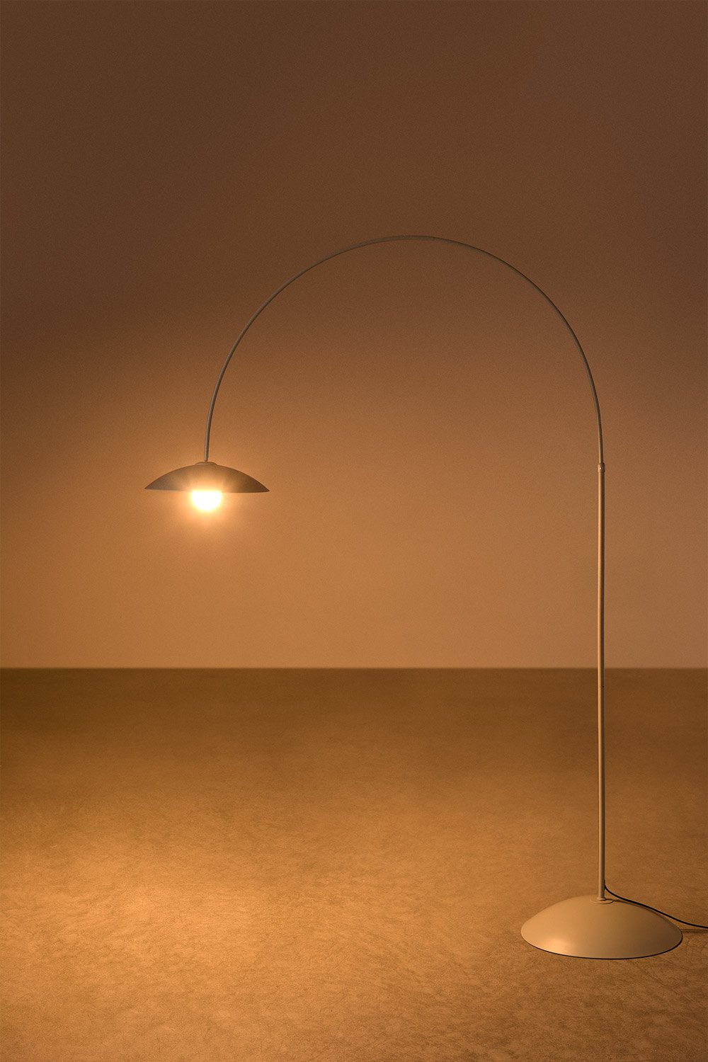 Lampadaire d'extérieur en fer Lomira, image de la galerie 2