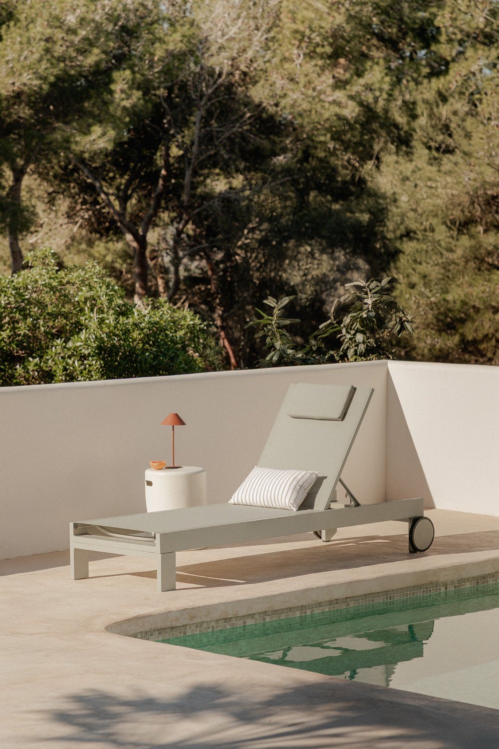 Pack de 2 bains de soleil inclinables en aluminium avec coussin Akelia, image de la galerie 1
