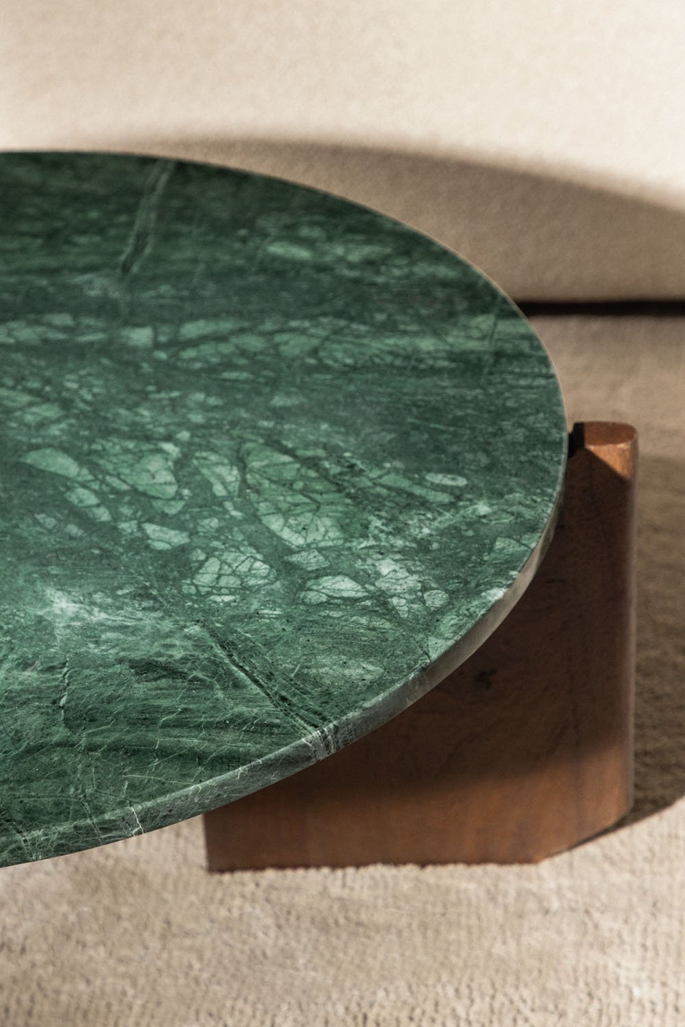 Table basse ronde Lavinia en pierre naturelle et bois de manguier, image de la galerie 2