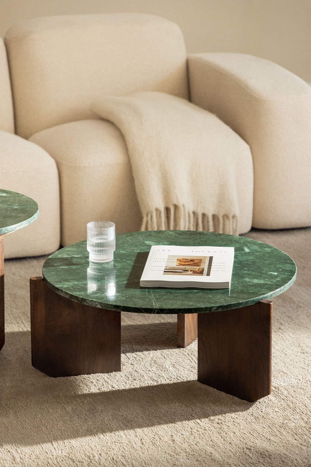 Table basse ronde Lavinia en pierre naturelle et bois de manguier, image de la galerie 1
