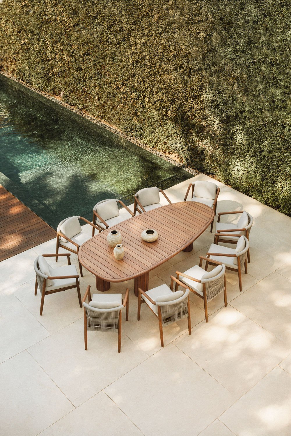 Ensemble table ovale ↔︎260 cm en bois d'acacia Danara et 10 chaises de jardin en bois d'eucalyptus Aderyn, image de la galerie 1