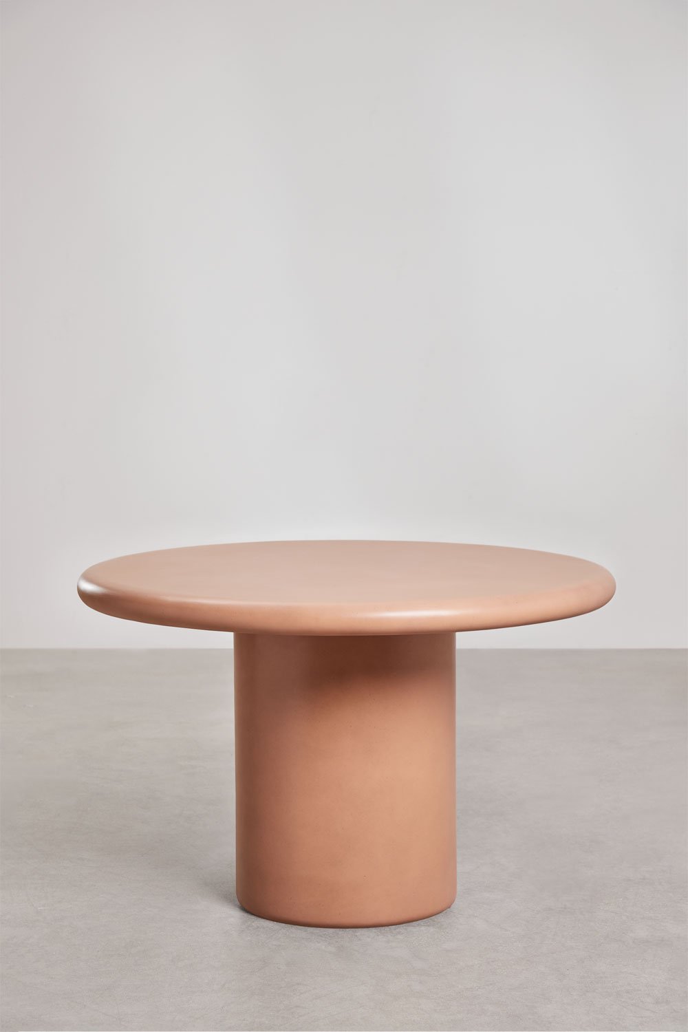 Set de table ronde Ø120 cm en ciment Namara et 4 chaises de jardin avec accoudoirs en bois d'acacia Karvia, image de la galerie 2