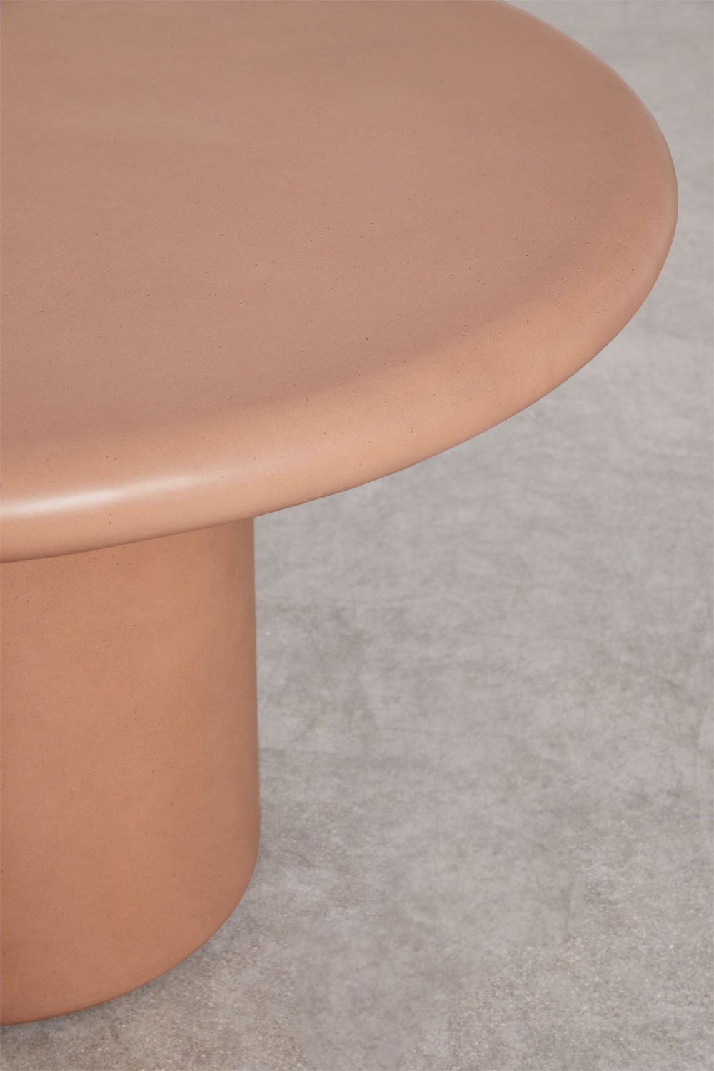 Set de table ronde Ø120 cm en ciment Namara et 4 chaises de jardin avec accoudoirs en bois d'acacia Karvia, image de la galerie 3