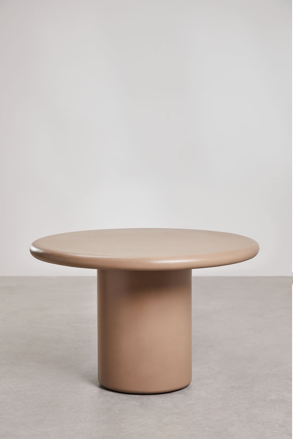 Set de table ronde Ø120 cm en ciment Namara et 4 chaises de jardin avec accoudoirs en bois d'acacia Karvia, image de la galerie 2