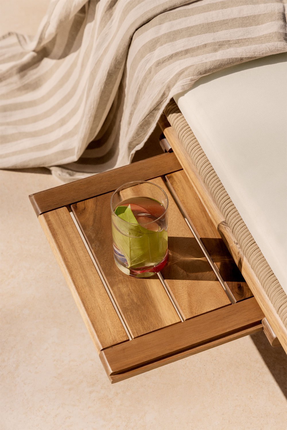 Chaise longue inclinable en bois d'acacia Ikaria, image de la galerie 2