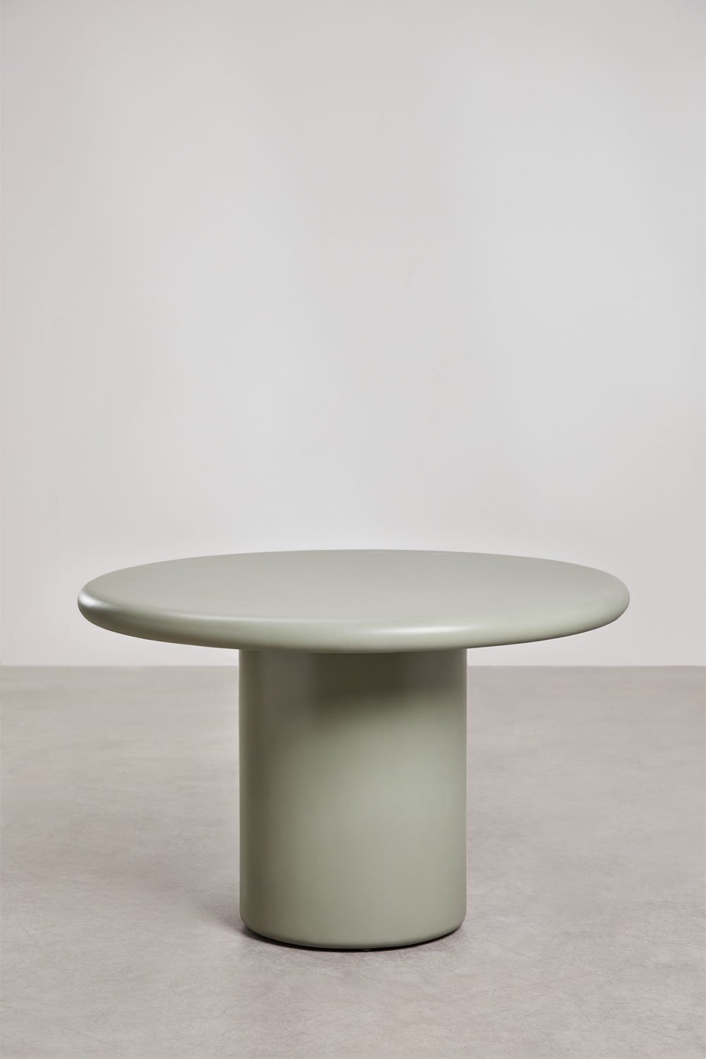 Ensemble composé d'une table ronde de 120 cm en ciment Namara et de 4 chaises de jardin avec accoudoirs en bois de chêne Mara, image de la galerie 2