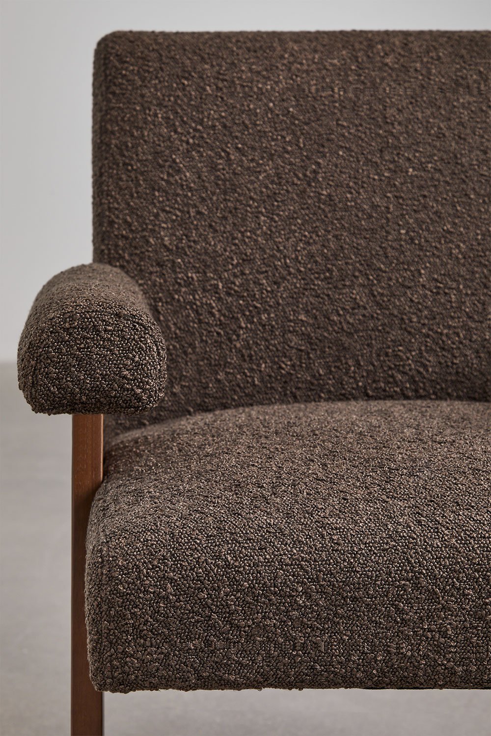 Fauteuil Lucca en bois et tissu bouclé, image de la galerie 6