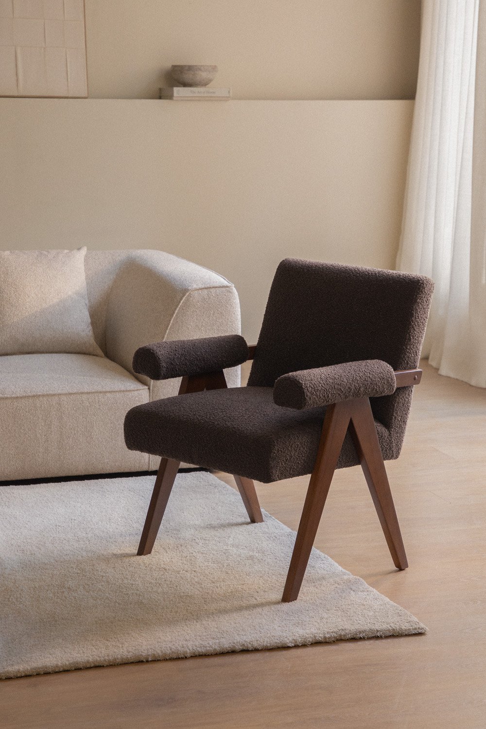 Fauteuil Lucca en bois et tissu bouclé, image de la galerie 1