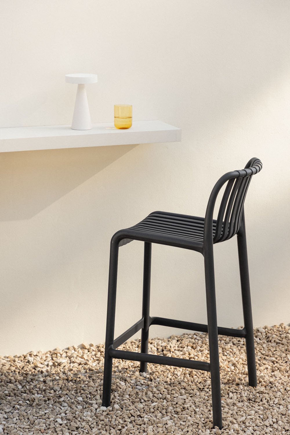 Lot de 2 tabourets hauts de jardin 65 cm empilables en polypropylène gris graphite Wendell, image de la galerie 1