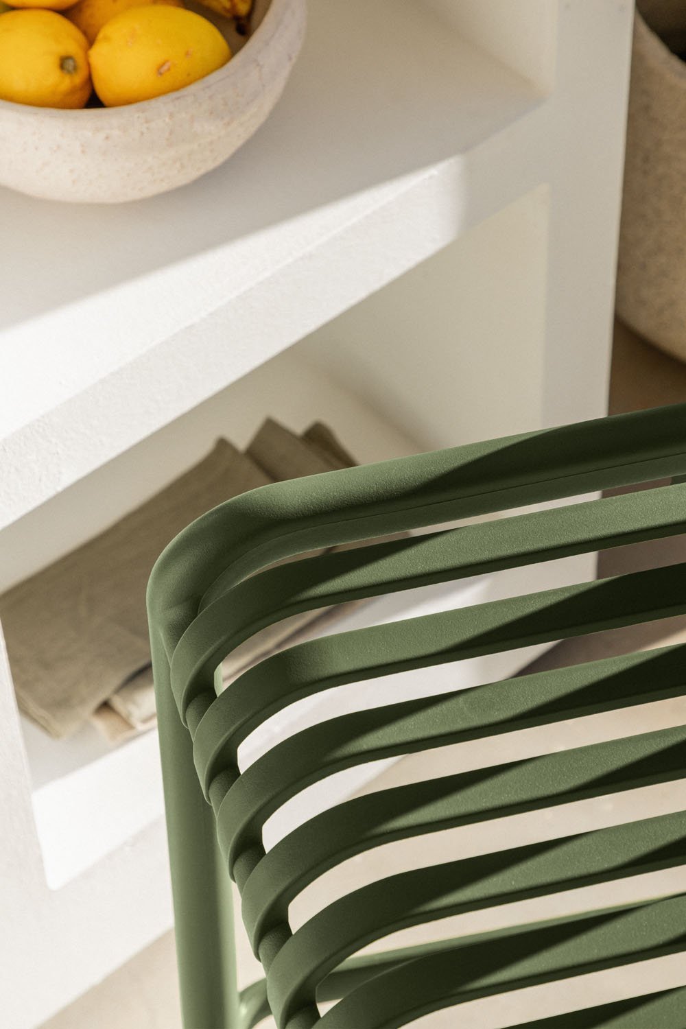 Lot de 4 tabourets hauts de jardin 65 cm empilables en polypropylène vert pesto Wendell, image de la galerie 2